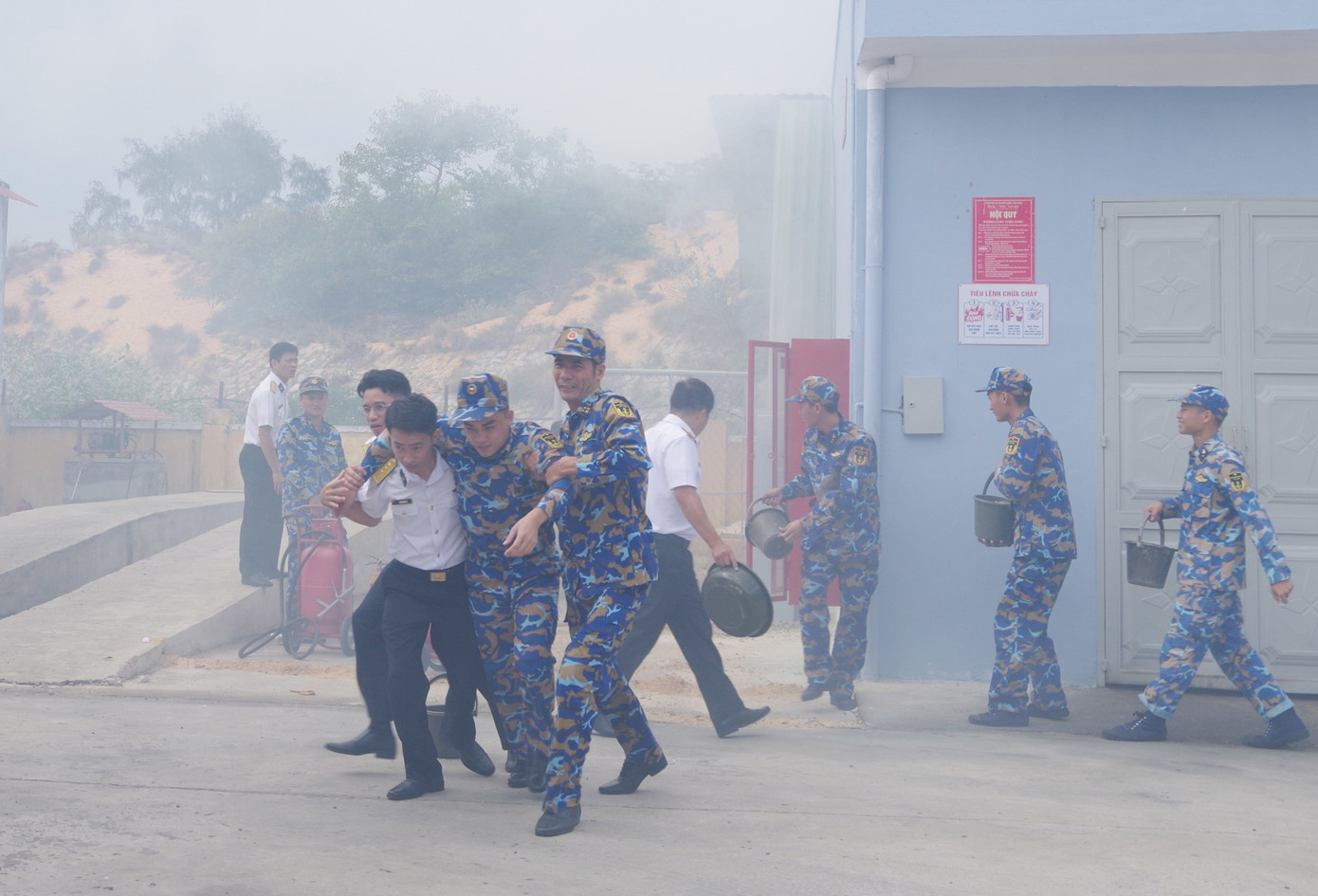 Cán bộ, chiến sĩ Lữ đoàn 162 luyện tập xử lý tình huống phòng chống cháy nổ.