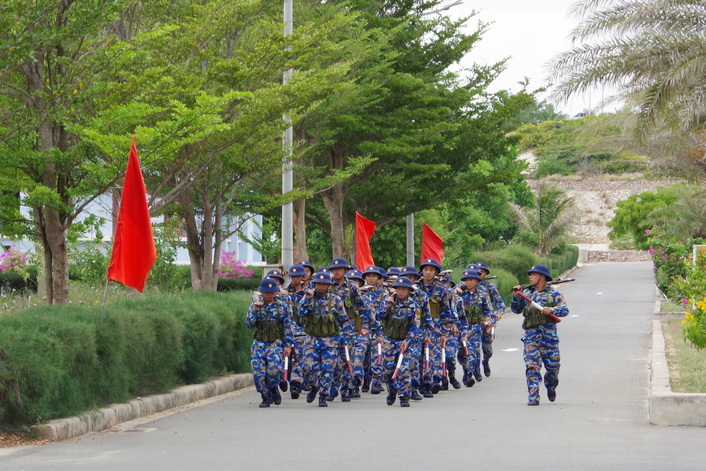 Cán bộ, chiến sĩ Trung tâm Huấn luyện Vùng 4 cơ động xử lý tình huống.
