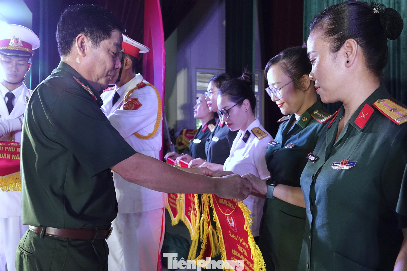 Trung tướng Nguyễn Văn Gấu trao cờ lưu niệm tặng các đội thi, tại lễ khai mạc. Trung tướng Nguyễn Văn Gấu trao cờ lưu niệm tặng các đội thi, tại lễ khai mạc.