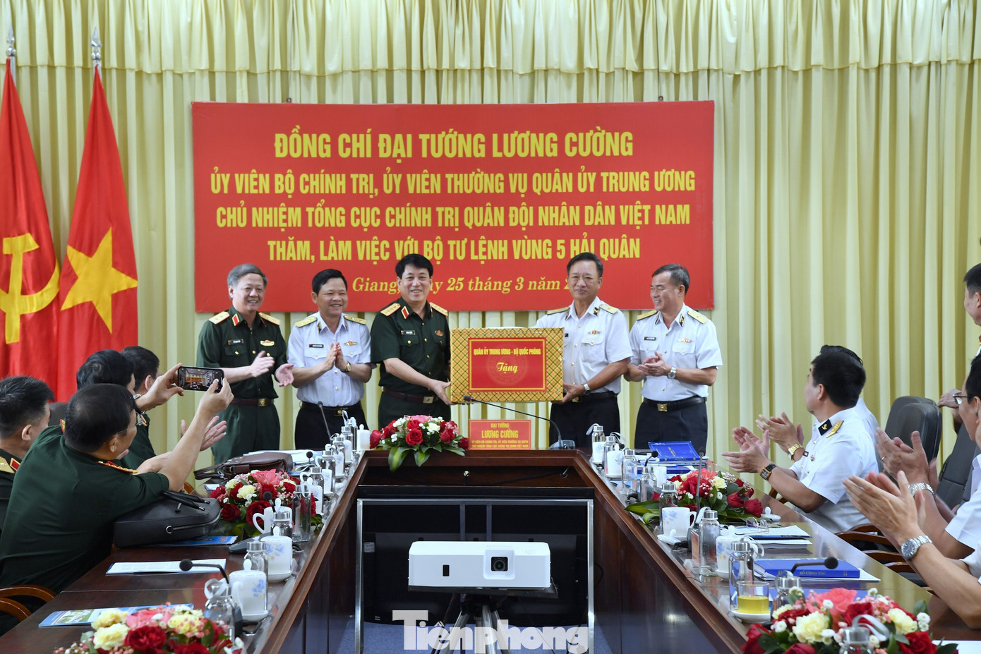 Đại tướng Lương Cường trao quà tặng cán bộ, chiến sĩ Vùng 5 Hải quân.