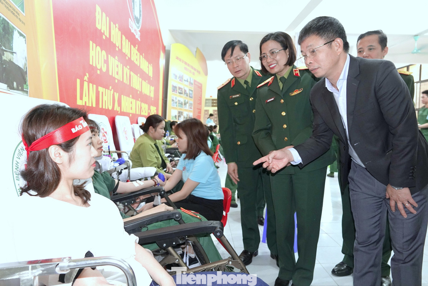 Lãnh đạo Học viện KTQS, Bệnh viện Trung ương Quân đội 108 và báo Tiền Phong trò chuyện với ĐVTN tham gia hiến máu tình nguyện, sáng 11/3. Ảnh: Nguyễn Minh