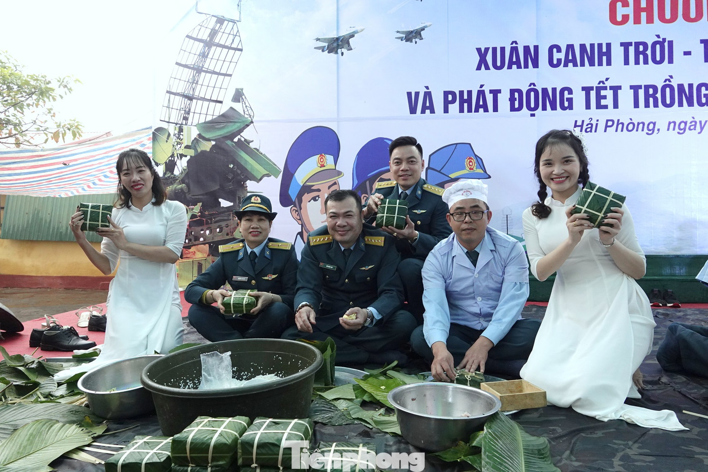 Sau hoạt động phát động Tết trồng cây 2023, các đội chơi đã sôi nổi thi nấu mâm cỗ tết, thi gói và nấu bánh chưng