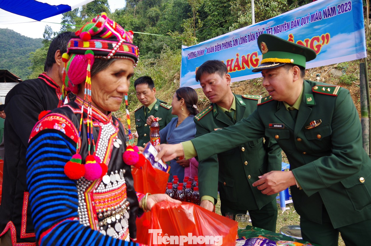 BĐBP tỉnh Lai Châu tổ chức “Gian hàng 0 đồng” giúp người nghèo có một cái Tết ấm áp