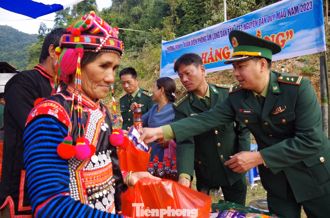 BĐBP tỉnh Lai Châu tổ chức “Gian hàng 0 đồng” giúp người nghèo có một cái Tết ấm áp BĐBP tỉnh Lai Châu tổ chức “Gian hàng 0 đồng” giúp người nghèo có một cái Tết ấm áp