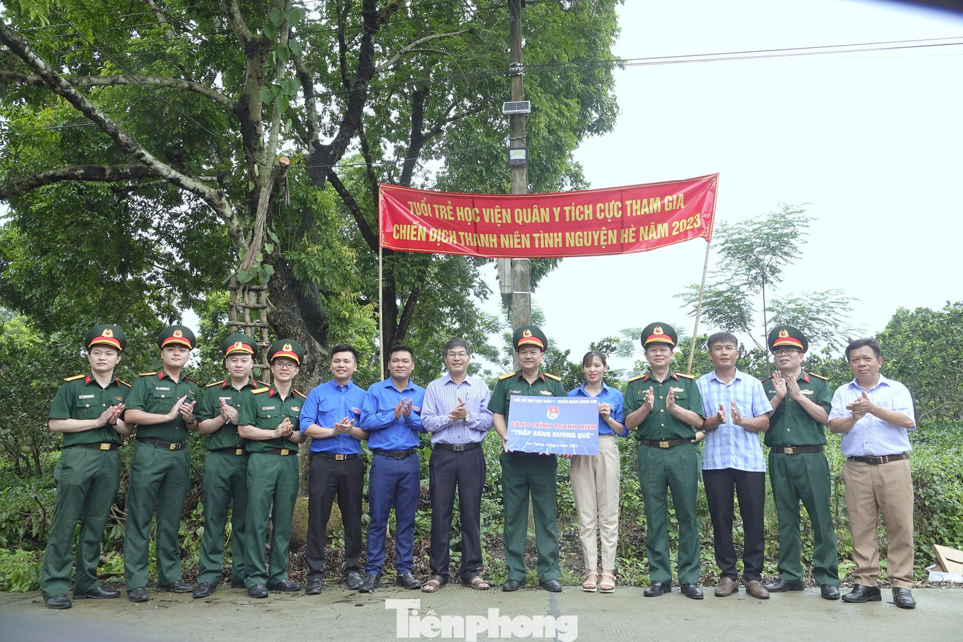 Tuổi trẻ Học viện Quân y trao tặng địa phương công trình thanh niên “Thắp sáng đường quê”. Tuổi trẻ Học viện Quân y trao tặng địa phương công trình thanh niên “Thắp sáng đường quê”.