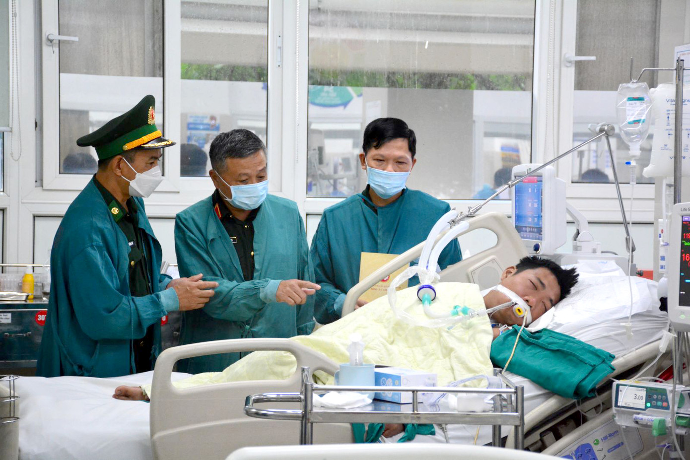 Đoàn công tác Bộ Quốc phòng thăm Thiếu tá Nguyễn Văn Chương (Lữ đoàn Thông tin 21 Bộ đội Biên phòng) bị thương nặng, đang điều trị tại Bệnh viện Bạch Mai.