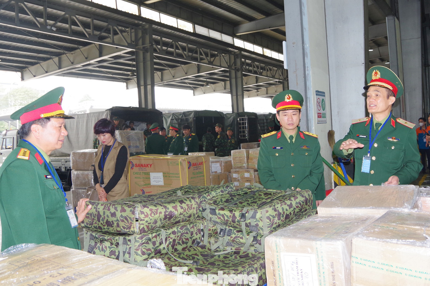 Thiếu tướng Nguyễn Hùng Thắng - Phó Chủ nhiệm, Tham mưu trưởng Tổng cục Hậu cần (ngoài cùng bên phải) kiểm tra công tác vận chuyển, bốc xếp vật chất hậu cần của Lữ đoàn Vận tải 971 trong sáng 12/2 Thiếu tướng Nguyễn Hùng Thắng - Phó Chủ nhiệm, Tham mưu trưởng Tổng cục Hậu cần (ngoài cùng bên phải) kiểm tra công tác vận chuyển, bốc xếp vật chất hậu cần của Lữ đoàn Vận tải 971 trong sáng 12/2