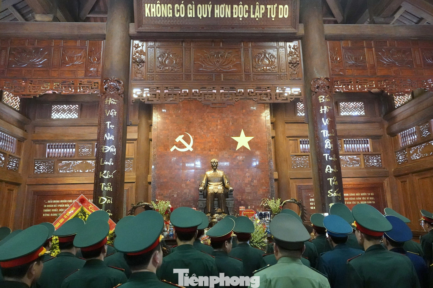 Buổi lễ được tổ chức trang nghiêm, thành kính.