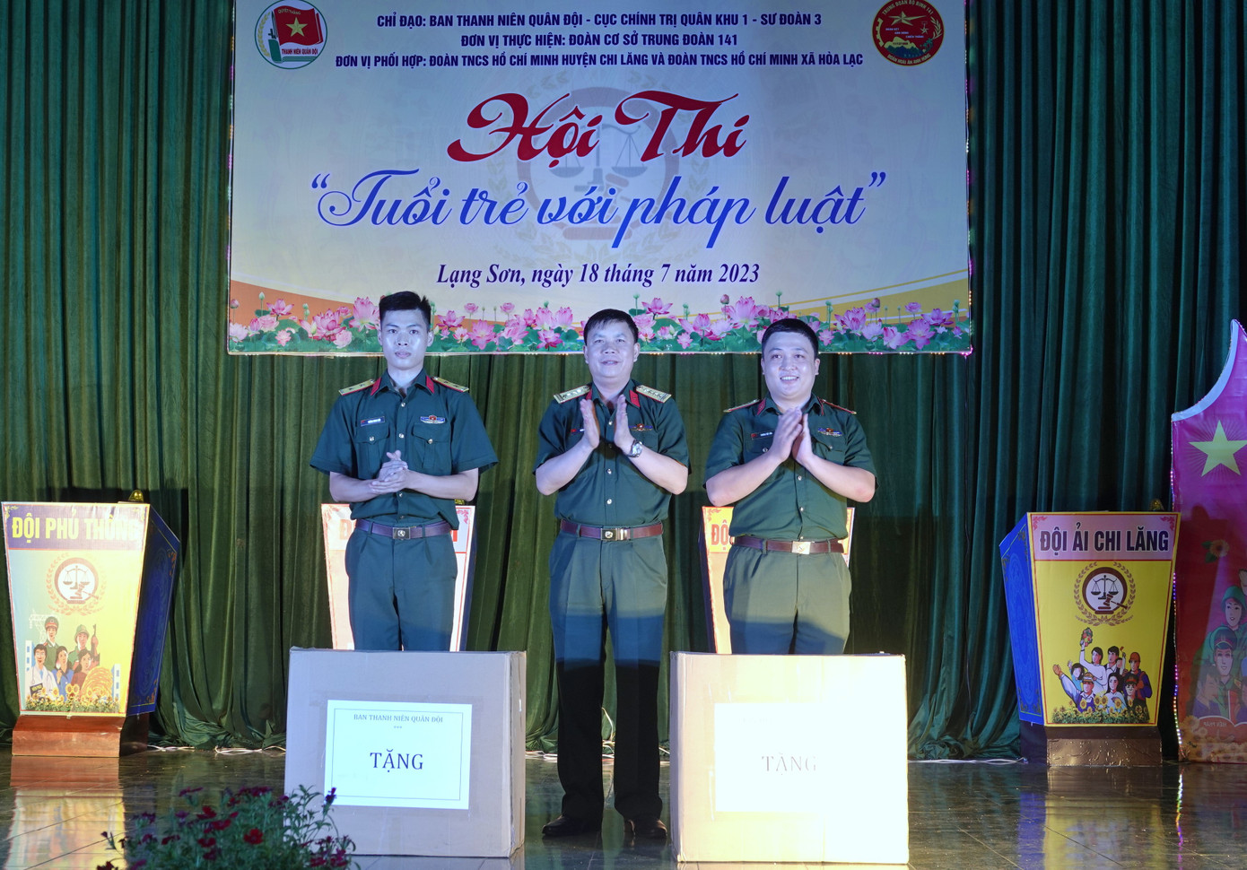 Đại tá Trần Viết Năng - Trưởng ban Thanh niên Quân đội trao quà tặng Sư đoàn 3 và Trung đoàn 141, tối 18/7.