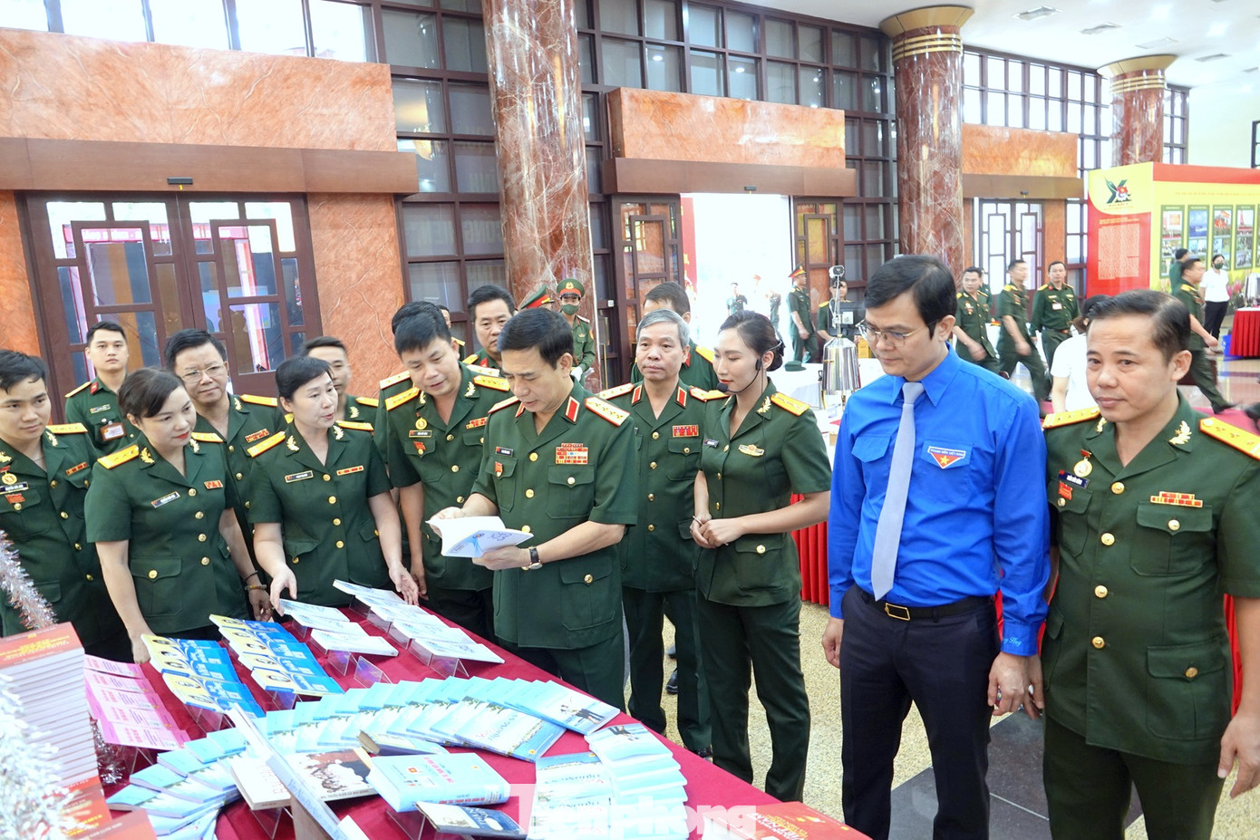 Dưới sự chỉ đạo của Tổng cục Chính trị và hướng dẫn của Trung ương Đoàn, thời gian qua, tổ chức Đoàn các cấp trong Quân đội đã có nhiều cách làm sáng tạo trong việc nâng cao nhận thức, ý thức thượng tôn pháp luật, chấp hành kỷ luật của cán bộ, ĐVTN. Dưới sự chỉ đạo của Tổng cục Chính trị và hướng dẫn của Trung ương Đoàn, thời gian qua, tổ chức Đoàn các cấp trong Quân đội đã có nhiều cách làm sáng tạo trong việc nâng cao nhận thức, ý thức thượng tôn pháp luật, chấp hành kỷ luật của cán bộ, ĐVTN.