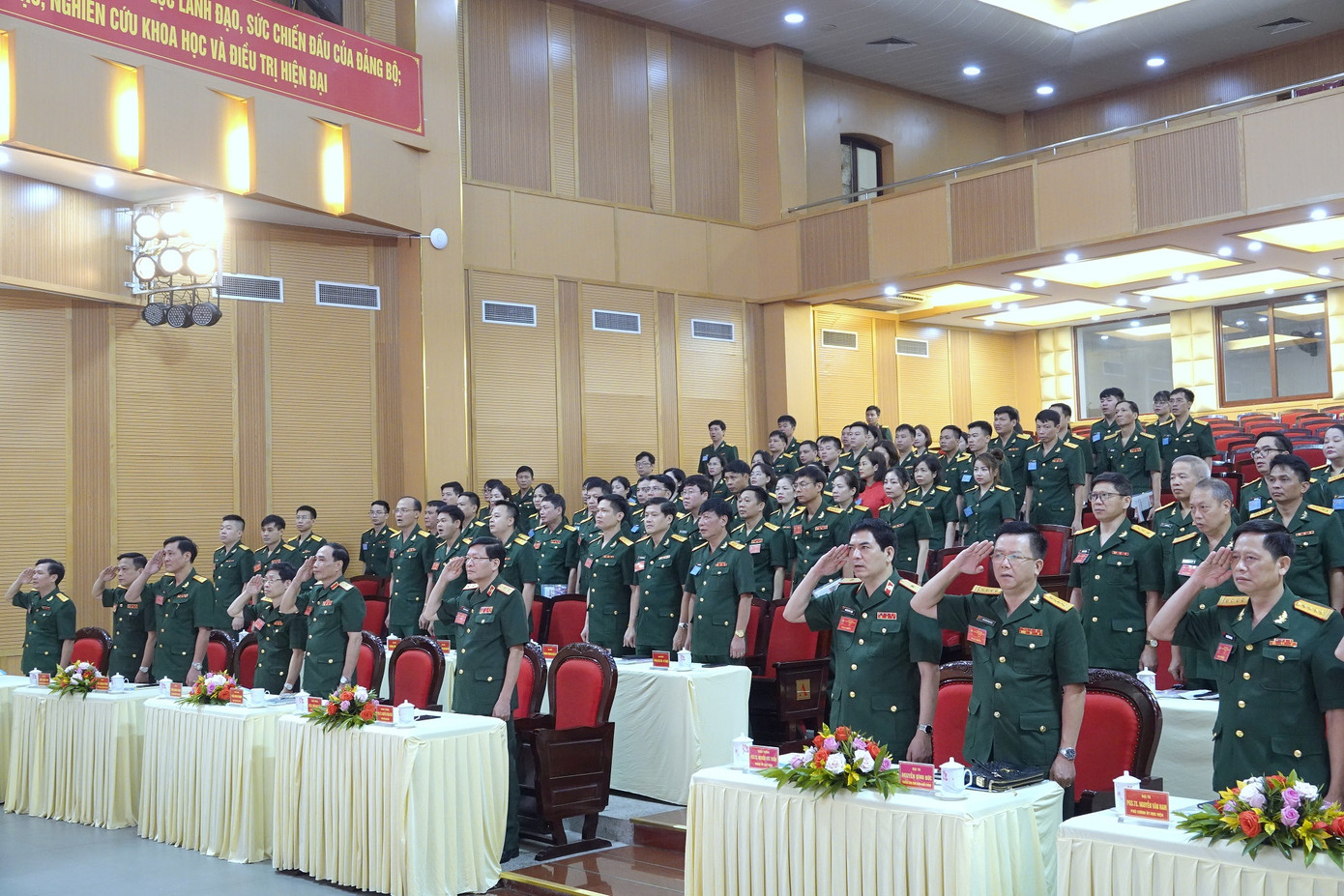 Các đại biểu dự đại hội làm lễ chào cờ tại phiên chính thức của đại hội. Các đại biểu dự đại hội làm lễ chào cờ tại phiên chính thức của đại hội.