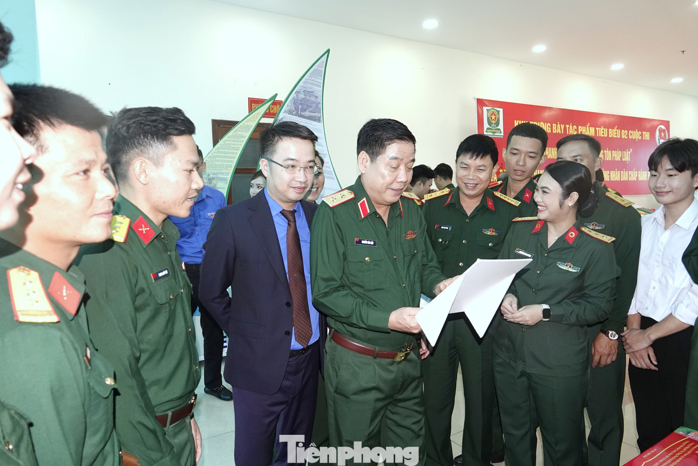 Lãnh đạo Tổng cục Chính trị QĐND Việt Nam, Trung ương Đoàn cùng các đại biểu tham quan khu trưng bày các công trình dự thi tiêu biểu, sáng 8/11. Ảnh: Nguyễn Minh