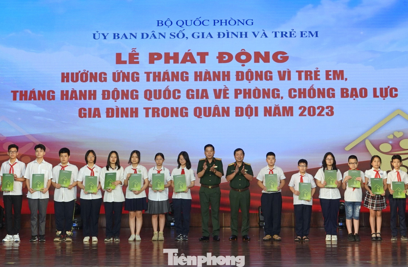 Thượng tướng Lê Huy Vịnh - Thứ trưởng Bộ Quốc phòng và Trung tướng Nguyễn Văn Gấu - Phó Chủ nhiệm Tổng cục Chính trị QĐND Việt Nam trao quà tặng các em nhỏ là con liệt sĩ trong toàn quân.