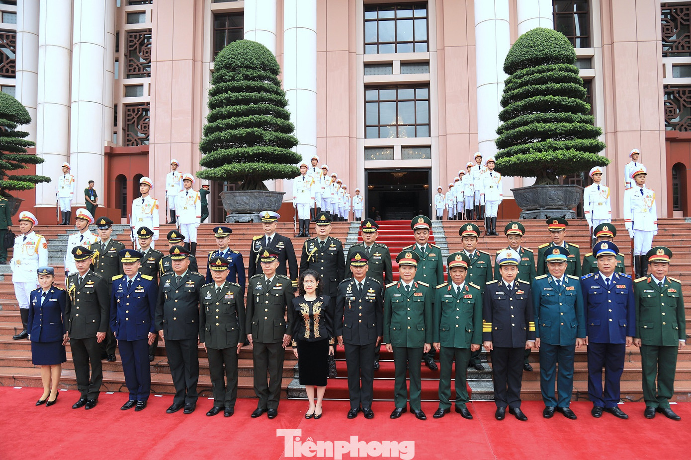 Đại biểu hai nước tham dự lễ đón và hội đàm.