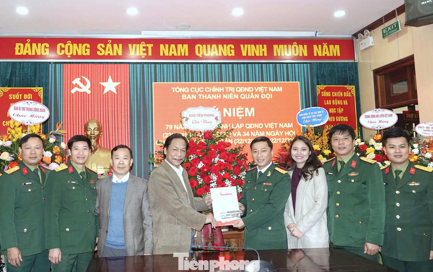 Đoàn đại biểu Báo Tiền Phong đến thăm, chúc mừng Ban Thanh niên Quân đội. Đoàn đại biểu Báo Tiền Phong đến thăm, chúc mừng Ban Thanh niên Quân đội.