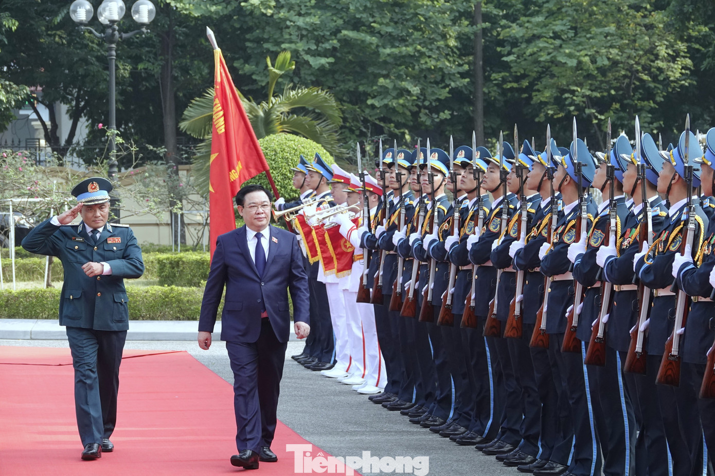Tư lệnh Quân chủng Phòng không - Không quân Nguyễn Văn Hiền tháp tùng Chủ tịch Quốc hội duyệt Đội danh dự Quân chủng Phòng không - Không quân.