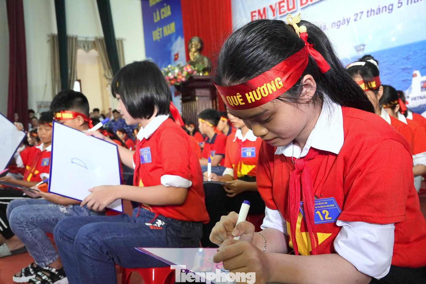 Các em học sinh trong phần thi trắc nghiệm tại cuộc thi. Ảnh: Nguyễn Minh Các em học sinh trong phần thi trắc nghiệm tại cuộc thi. Ảnh: Nguyễn Minh