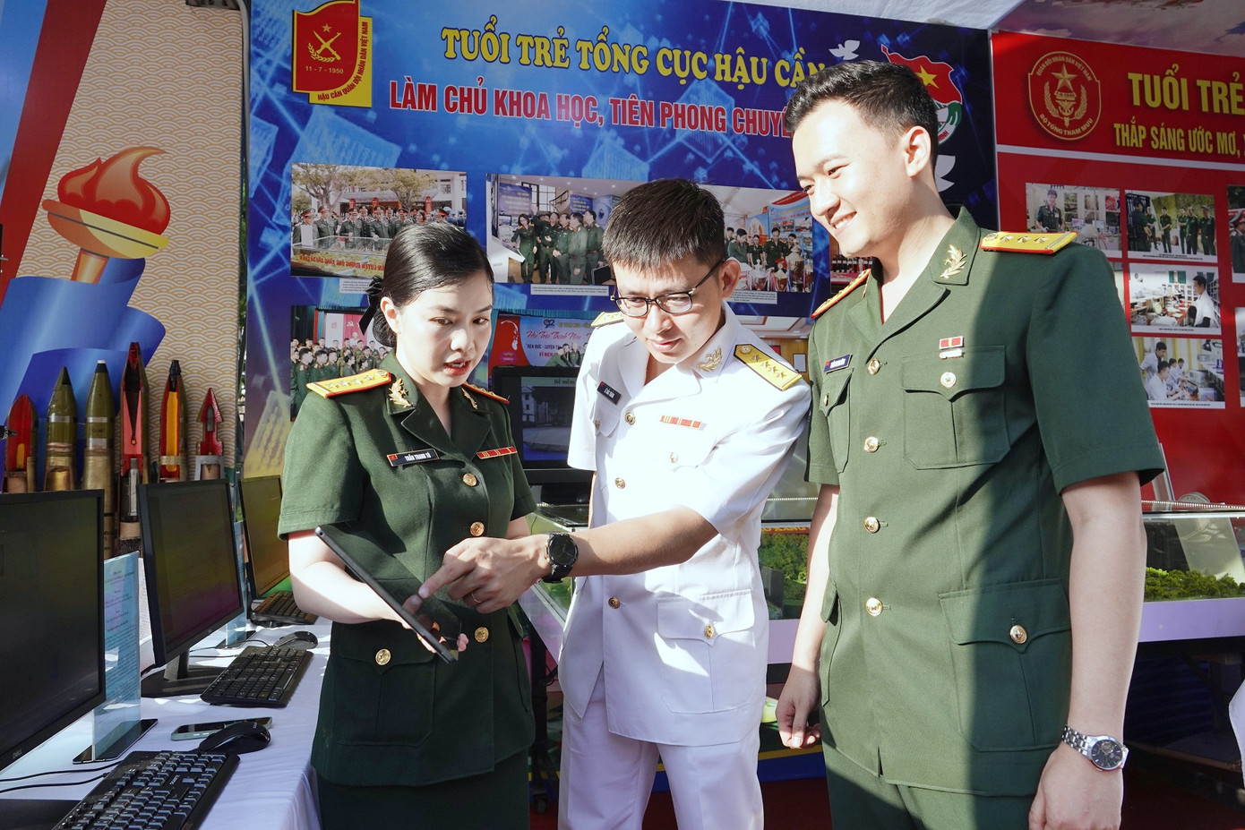 Đại úy Trần Thanh Tú (người ngoài cùng bên trái, hiện đang công tác tại Tổng cục Hậu cần) giới thiệu với đồng đội về sáng kiến đoạt Giải thưởng TTST trong Quân đội lần thứ 23 của chị. Ảnh: Nguyễn Minh