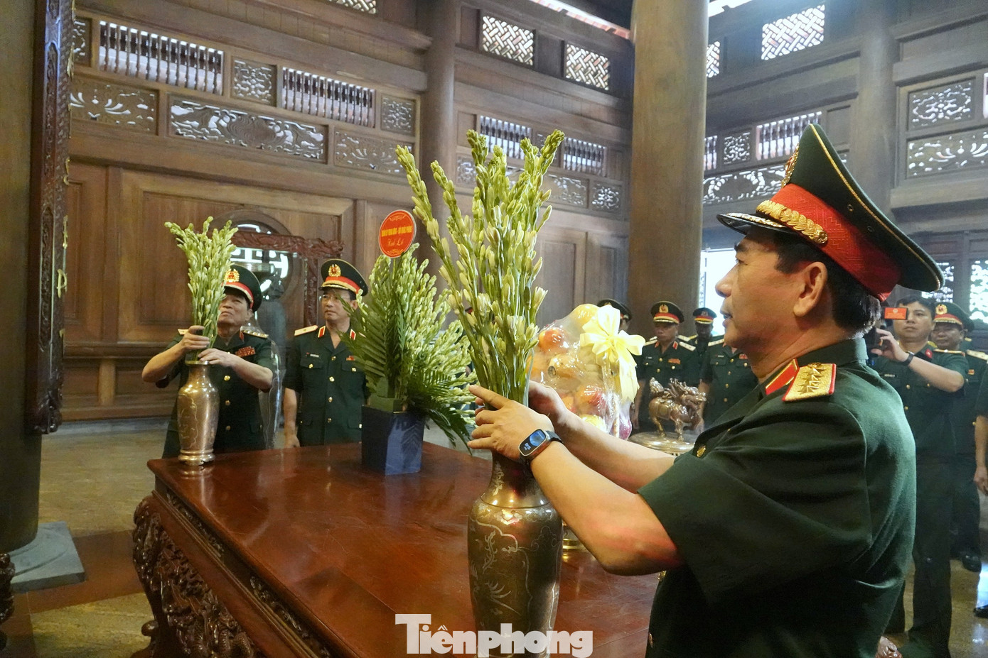 Đại tướng Phan Văn Giang - Phó Bí thư Quân ủy Trung ương, Bộ trưởng Bộ Quốc phòng và Đại tướng Ngô Xuân Lịch - nguyên Phó Bí thư Quân ủy Trung ương, nguyên Bộ trưởng Bộ Quốc phòng, dâng hoa tưởng niệm Chủ tịch Hồ Chí Minh.