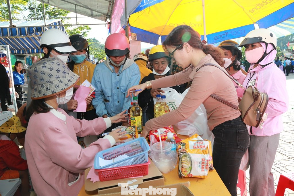 “Gian hàng 0 đồng” tấp nập người dân đến mua sắm