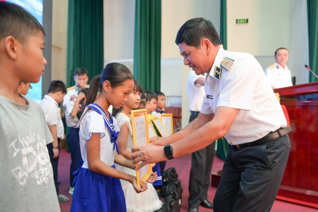 Chuẩn Đô đốc Ngô Văn Thuân - Chính ủy Vùng 4 Hải quân trao quyết định nhận đỡ đầu cho các em nhỏ là con ngư dân, ngày 5/8. Chuẩn Đô đốc Ngô Văn Thuân - Chính ủy Vùng 4 Hải quân trao quyết định nhận đỡ đầu cho các em nhỏ là con ngư dân, ngày 5/8.