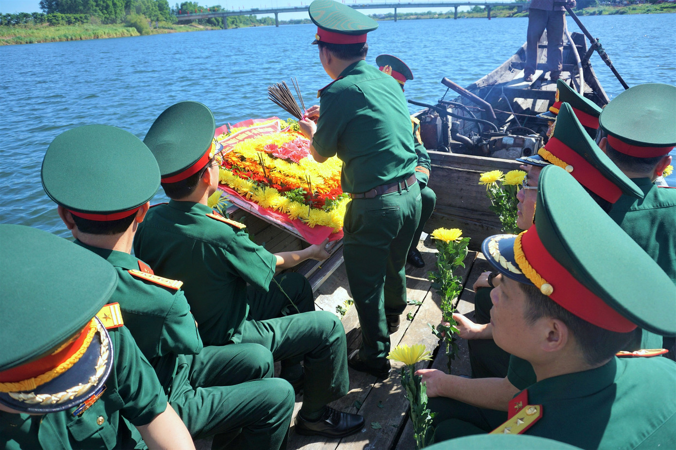 Đoàn công tác thả bè hoa trên sông Thạch Hãn để tưởng niệm và tri ân các anh hùng liệt sĩ đã hi sinh anh dũng trong cuộc chiến đấu 81 ngày đêm bảo vệ Thành cổ Quảng Trị.