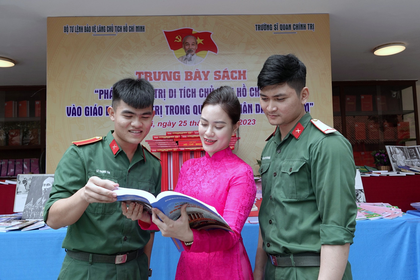 Đoàn viên thanh niên BTL Bảo vệ Lăng và Trường SQCT tại khu trưng bày sách về Chủ tịch Hồ Chí Minh.