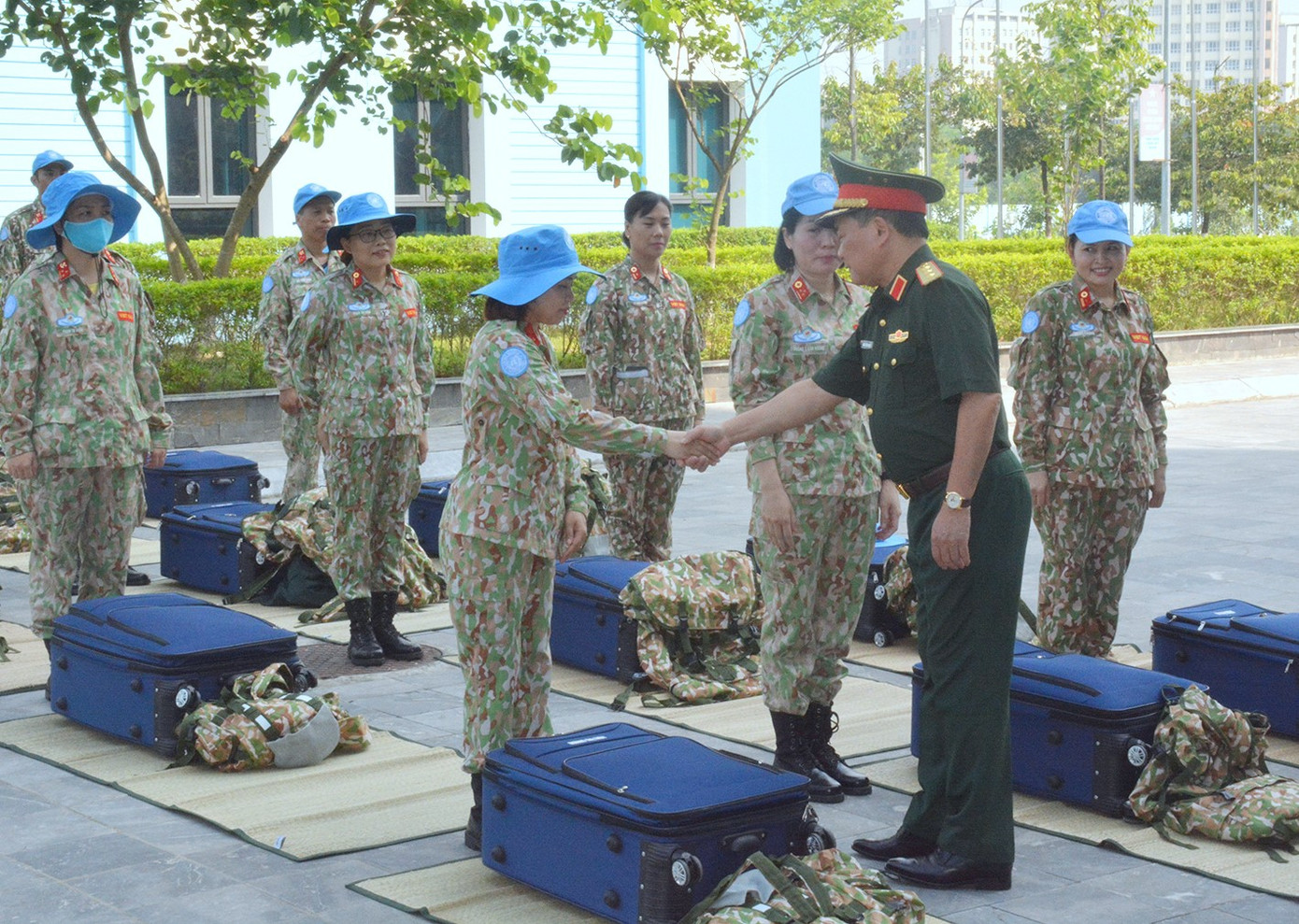 Thượng tướng Hoàng Xuân Chiến - Thứ trưởng Bộ Quốc phòng trò chuyện, động viên nhân viên quân y Bệnh viện dã chiến cấp 1 của ĐCB số 2.