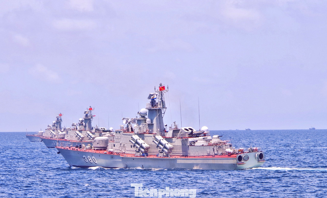 Huấn luyện vận động đội hình hàng ngang. Huấn luyện vận động đội hình hàng ngang.