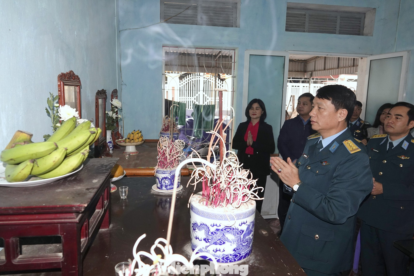 Đại tá Nguyễn Hữu Toàn - Phó Chủ nhiệm Chính trị Quân chủng PK-KQ thắp hương tại ban thờ Liệt sĩ Đặng Quang Cặm (hy sinh năm 1970) trong ngôi nhà của liệt sĩ ở phường Nam Sơn, quận Kiến An, thành phố Hải Phòng