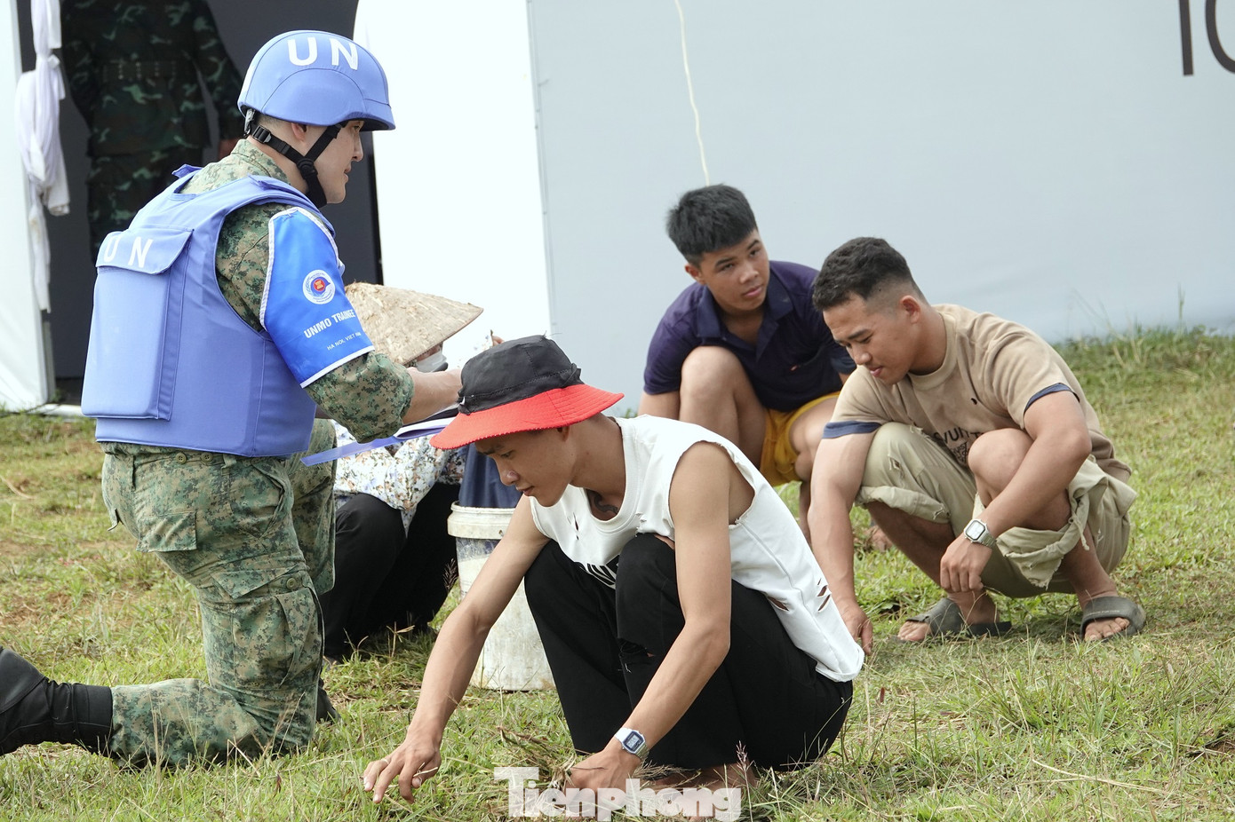 Trong lúc này, Tổ quan sát viên quân sự tiếp xúc người đứng đầu trại tị nạn, tìm hiểu và thu thập thông tin về an ninh cũng như đời sống của người dân.