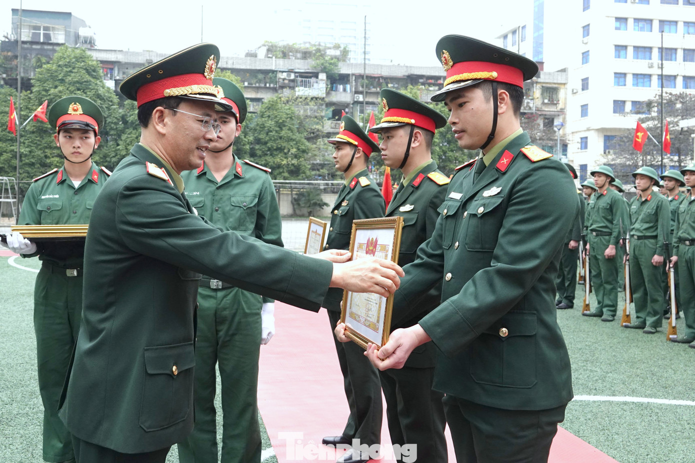 Thiếu tướng Đinh Quốc Hùng trao thưởng các tập thể, cá nhân của Đoàn 275 có thành tích xuất sắc trong năm 2022