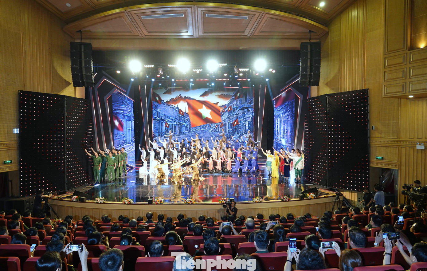 Sau 7 lần diễn ra với tên gọi “Hội diễn nghệ thuật chuyên nghiệp toàn quân”, đây là lần đầu tiên chương trình được Tổng cục Chính trị Quân đội nhân dân Việt Nam tổ chức với sự phối hợp, hỗ trợ của nhiều cơ quan, đơn vị. Đồng thời đổi tên gọi thành “Hội diễn nghệ thuật chuyên nghiệp về đề tài Quốc phòng toàn dân”, đảm bảo đầy đủ nội hàm, quy mô, mục đích tổ chức hội diễn. Sau 7 lần diễn ra với tên gọi “Hội diễn nghệ thuật chuyên nghiệp toàn quân”, đây là lần đầu tiên chương trình được Tổng cục Chính trị Quân đội nhân dân Việt Nam tổ chức với sự phối hợp, hỗ trợ của nhiều cơ quan, đơn vị. Đồng thời đổi tên gọi thành “Hội diễn nghệ thuật chuyên nghiệp về đề tài Quốc phòng toàn dân”, đảm bảo đầy đủ nội hàm, quy mô, mục đích tổ chức hội diễn.