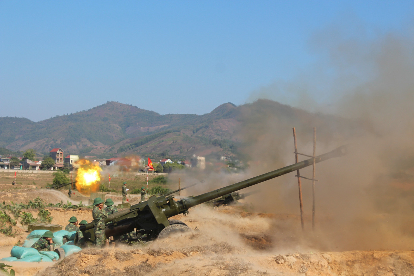 Nhiều năm liền, Lữ đoàn Pháo binh 16 được Bộ Quốc phòng tặng Cờ “Đơn vị huấn luyện giỏi”. Nhiều năm liền, Lữ đoàn Pháo binh 16 được Bộ Quốc phòng tặng Cờ “Đơn vị huấn luyện giỏi”.