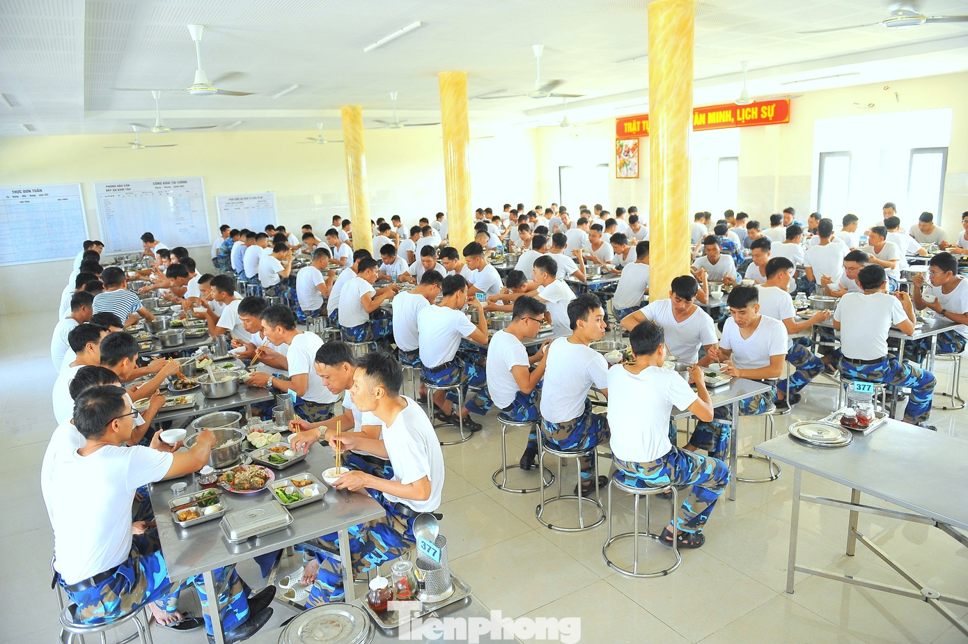 Bữa ăn bộ đội tại nhà ăn khối tàu của Lữ đoàn 167. Bữa ăn bộ đội tại nhà ăn khối tàu của Lữ đoàn 167.