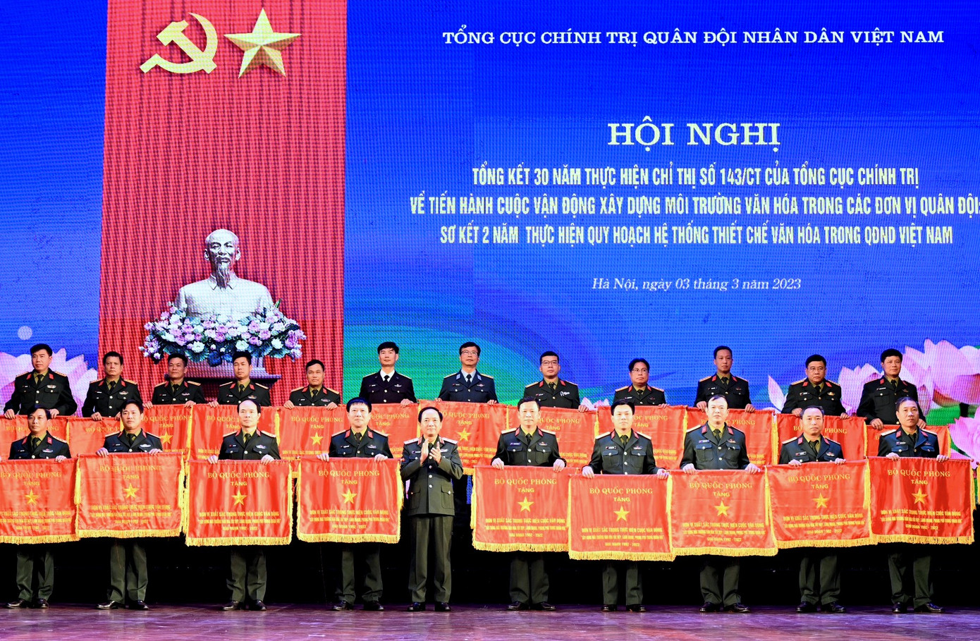 Tại hội nghị, Trung tướng Trịnh Văn Quyết và lãnh đạo Cục Tuyên huấn (Tổng cục Chính trị) đã trao cờ thưởng của Bộ Quốc phòng và Tổng cục Chính trị tặng các đơn vị xuất sắc trong thực hiện cuộc vận động giai đoạn 1992-2022. Tại hội nghị, Trung tướng Trịnh Văn Quyết và lãnh đạo Cục Tuyên huấn (Tổng cục Chính trị) đã trao cờ thưởng của Bộ Quốc phòng và Tổng cục Chính trị tặng các đơn vị xuất sắc trong thực hiện cuộc vận động giai đoạn 1992-2022.