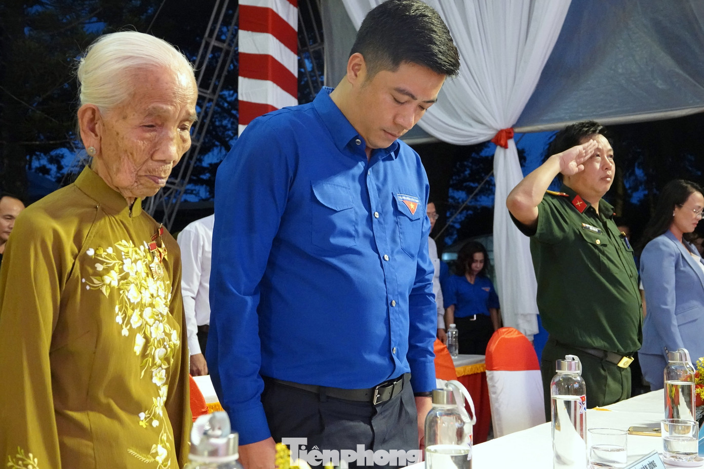 Mẹ Việt Nam anh hùng Trần Thị Hai và Trưởng ban Kiểm tra Trung ương Đoàn Trần Văn Đông trong phút mặc niệm tưởng nhớ Chủ tịch Hồ Chí Minh và các Anh hùng liệt sĩ.