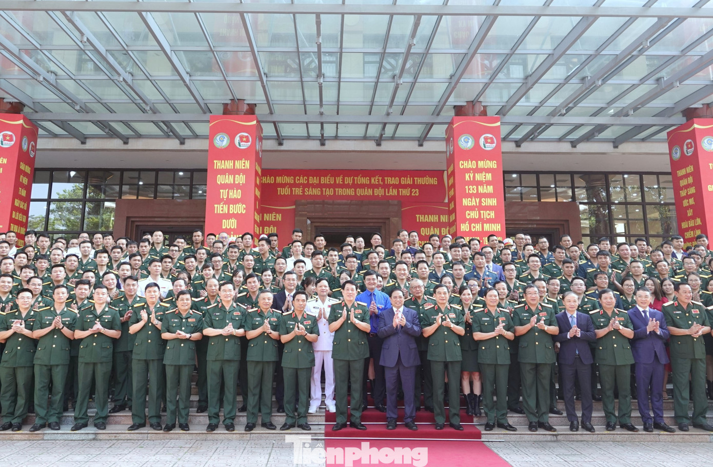 Thủ tướng và các đại biểu về dự lễ tổng kết, trao Giải thưởng TTST trong Quân đội lần thứ 23.