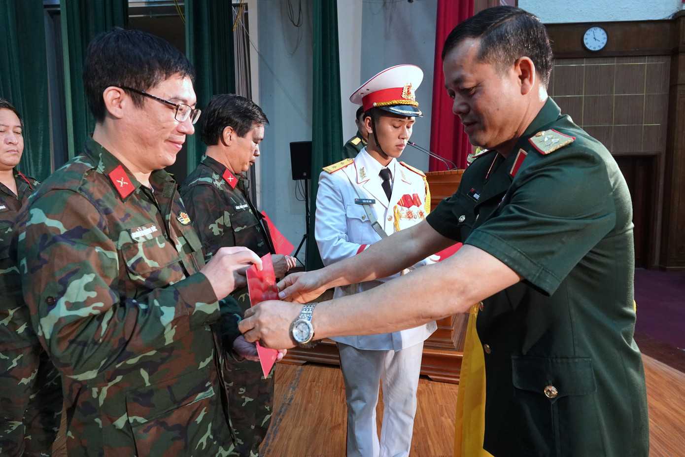 Trung tướng, PGS.TS Nguyễn Văn Bạo - Giám đốc Học viện Chính trị, trao chứng nhận tốt nghiệp cho các học viên Lớp bồi dưỡng kiến thức quốc phòng và an ninh đối tượng 2 - Khóa 121. Trung tướng, PGS.TS Nguyễn Văn Bạo - Giám đốc Học viện Chính trị, trao chứng nhận tốt nghiệp cho các học viên Lớp bồi dưỡng kiến thức quốc phòng và an ninh đối tượng 2 - Khóa 121.