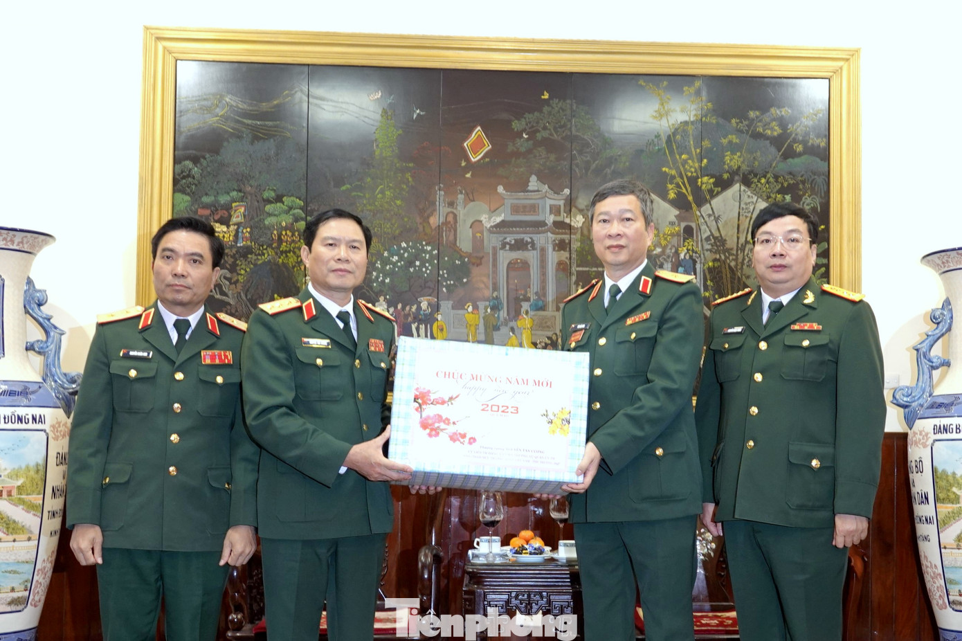 Thượng tướng Nguyễn Tân Cương - Tổng Tham mưu trưởng Quân đội nhân dân Việt Nam tặng quà chúc Tết BTL Bảo vệ Lăng, sáng 22/1. Ảnh: Nguyễn Minh Thượng tướng Nguyễn Tân Cương - Tổng Tham mưu trưởng Quân đội nhân dân Việt Nam tặng quà chúc Tết BTL Bảo vệ Lăng, sáng 22/1. Ảnh: Nguyễn Minh