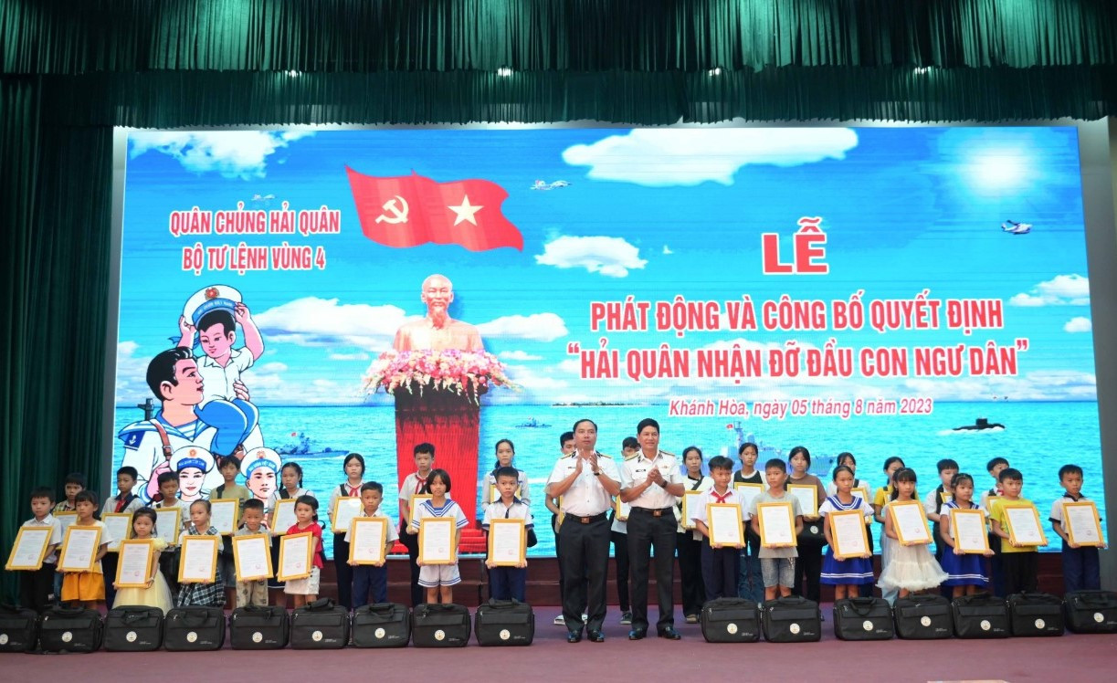 Đây là hoạt động thiết thực, ý nghĩa của lực lượng Hải quân trong tham gia hỗ trợ, giúp đỡ ngư dân. Đây là hoạt động thiết thực, ý nghĩa của lực lượng Hải quân trong tham gia hỗ trợ, giúp đỡ ngư dân.