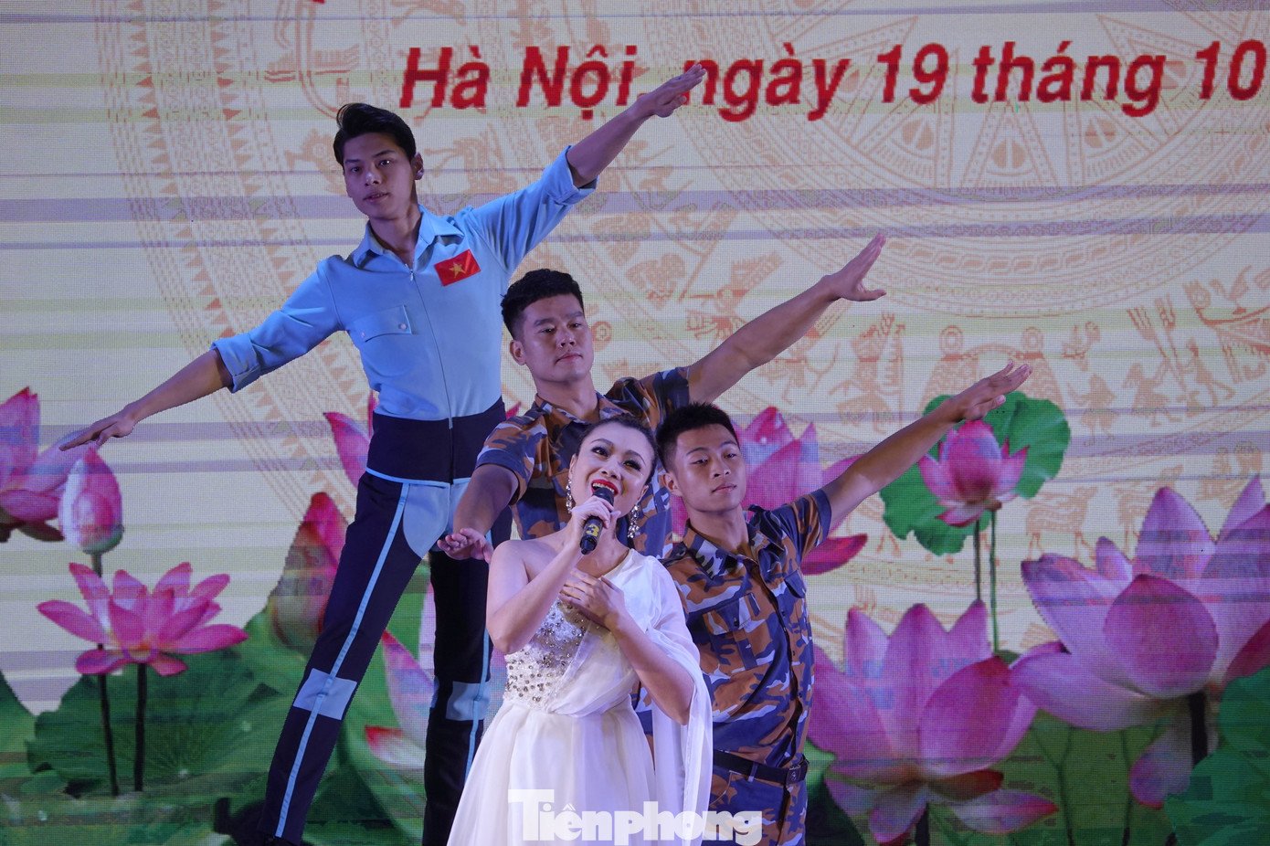 Chương trình văn nghệ mở màn lễ kỷ niệm.