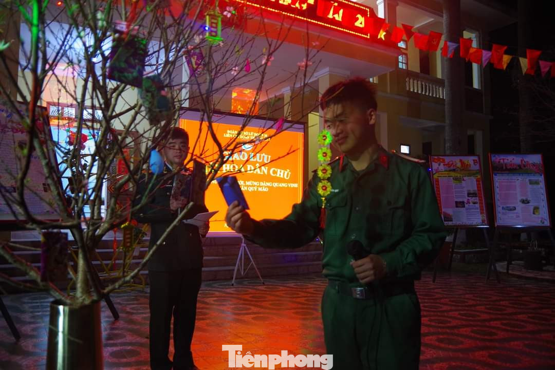 Liên chi đoàn Tiểu đoàn 2 tổ chức hái hoa dân chủ trong đêm giao thừa Liên chi đoàn Tiểu đoàn 2 tổ chức hái hoa dân chủ trong đêm giao thừa