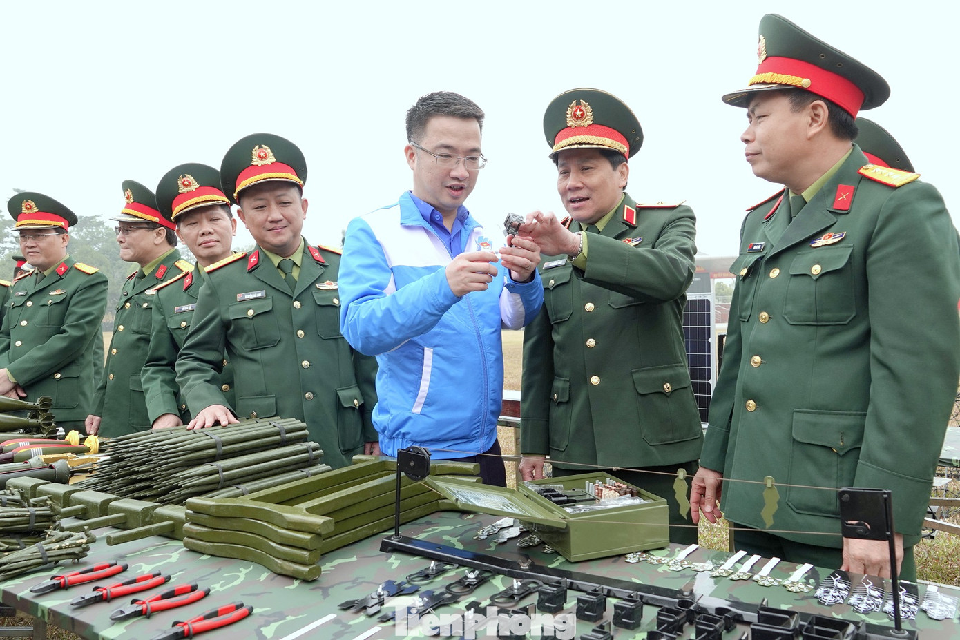 Lãnh đạo T.Ư Đoàn, Quân đoàn 1 và Ban Thanh niên Quân đội tham quan mô hình học cụ huấn luyện và sáng kiến cải tiến kỹ thuật của Trung đoàn 102, sáng 1/3. Ảnh: Nguyễn Minh