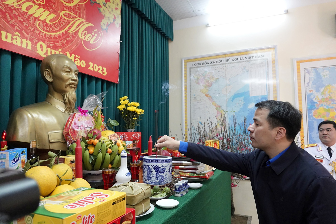 Bí thư Trung ương Đoàn Ngô Văn Cương dâng hương tưởng nhớ Chủ tịch Hồ Chí Minh tại Đoàn 275, sáng 21/1. Ảnh: Nguyễn Minh