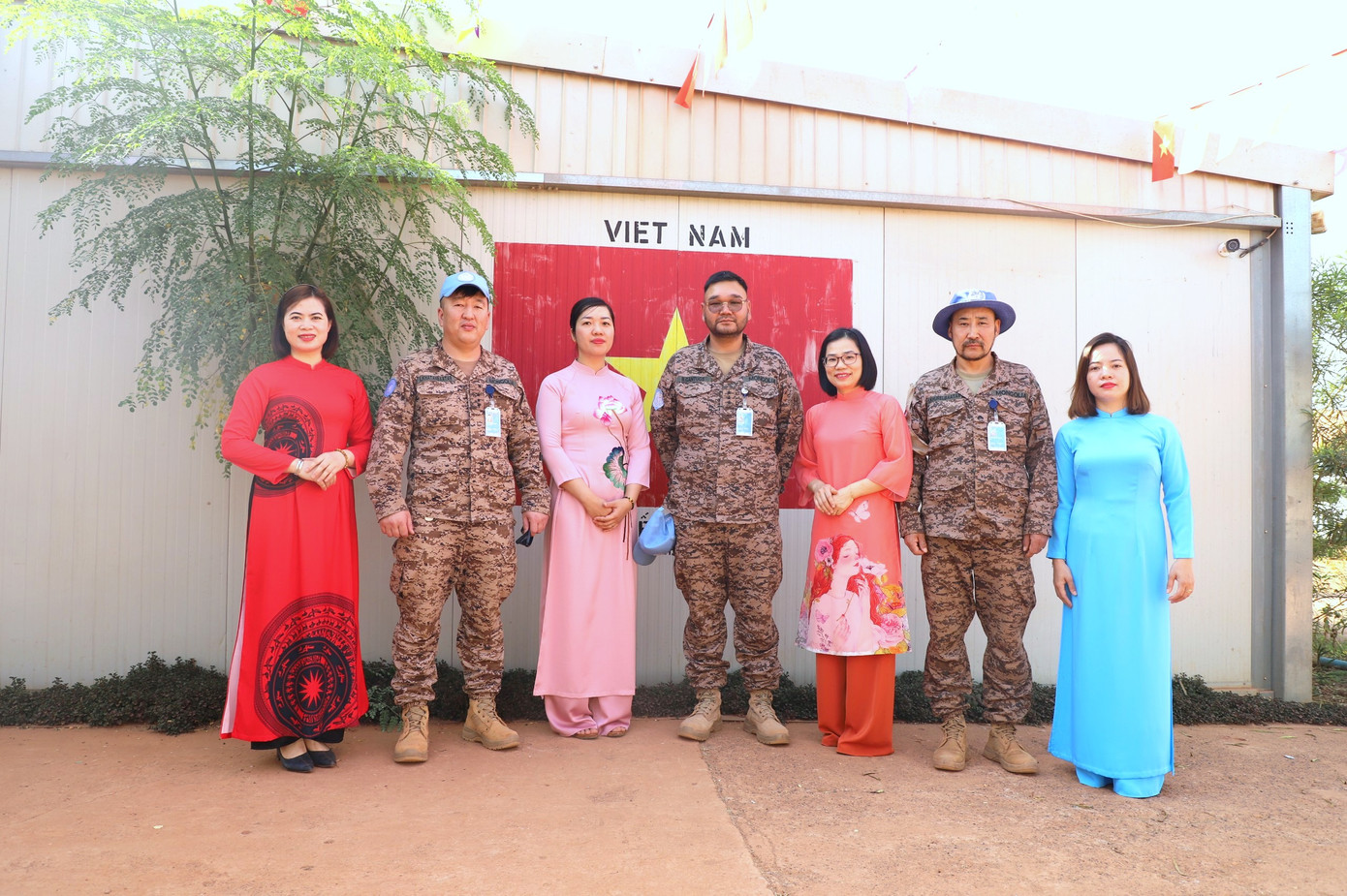 Nữ quân nhân BVDC 2.4 Việt Nam và đồng nghiệp quốc tế tại khu vực đóng quân