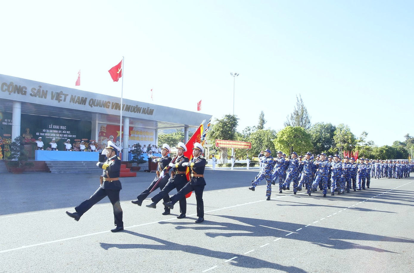 Cán bộ, chiến sĩ Vùng 4 Hải quân duyệt đội ngũ tại lễ khai mạc. Cán bộ, chiến sĩ Vùng 4 Hải quân duyệt đội ngũ tại lễ khai mạc.