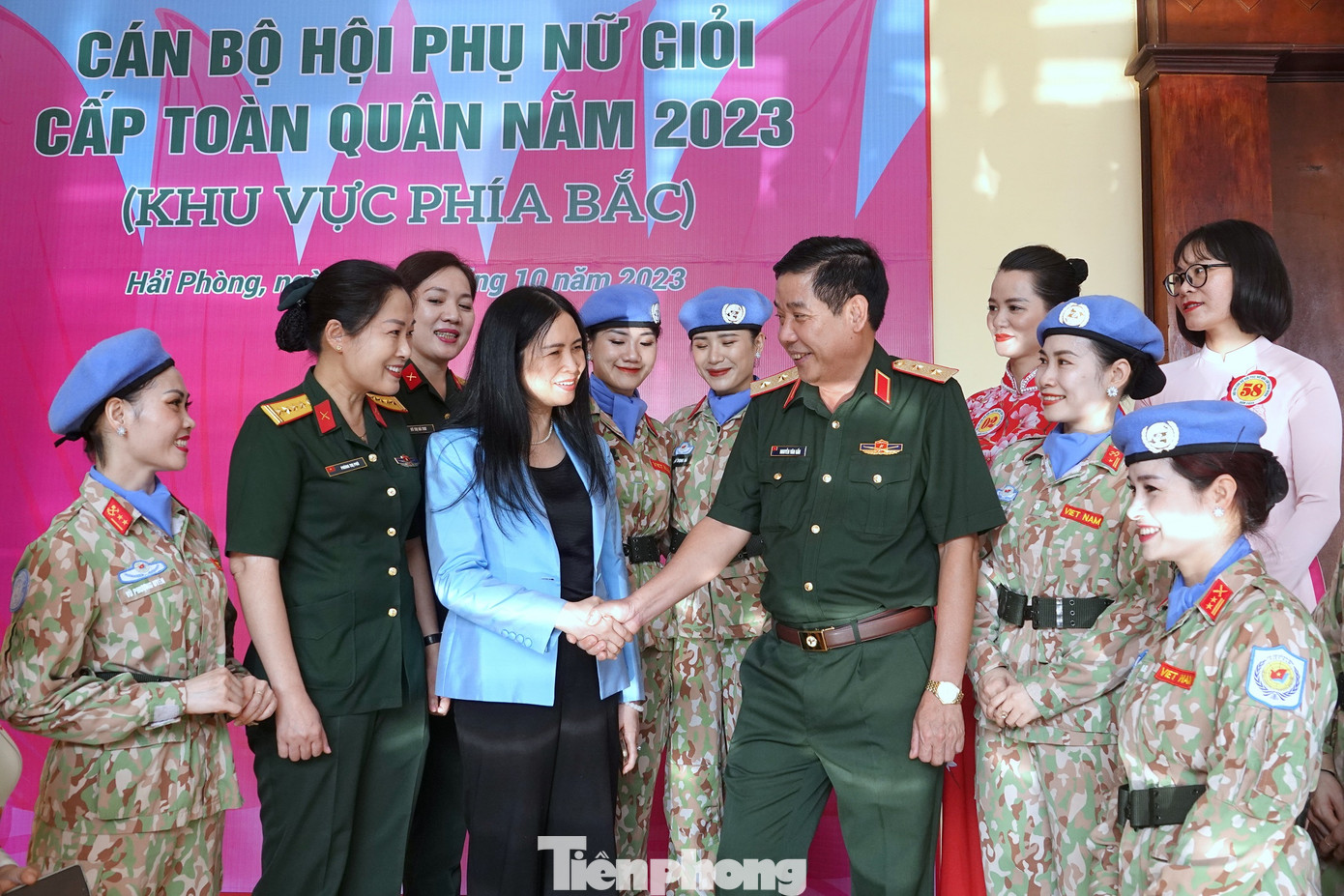 Trung tướng Nguyễn Văn Gấu trò chuyện với lãnh đạo Hội LHPN Việt Nam, Ban Phụ nữ Quân đội và các thí sinh tham gia hội thi. Trung tướng Nguyễn Văn Gấu trò chuyện với lãnh đạo Hội LHPN Việt Nam, Ban Phụ nữ Quân đội và các thí sinh tham gia hội thi.