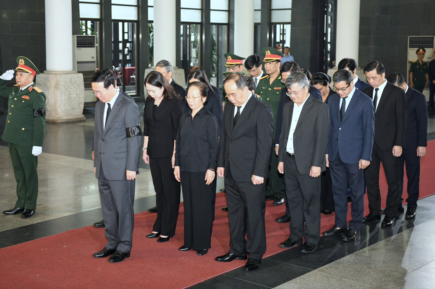Đoàn Chủ tịch nước do Chủ tịch nước Võ Văn Thưởng dẫn đầu vào viếng Thượng tướng Nguyễn Chí Vịnh. Phó Chủ tịch nước Võ Thị Ánh Xuân, nguyên Phó Chủ tịch nước Nguyễn Thị Doan tham gia đoàn viếng. Đoàn Chủ tịch nước do Chủ tịch nước Võ Văn Thưởng dẫn đầu vào viếng Thượng tướng Nguyễn Chí Vịnh. Phó Chủ tịch nước Võ Thị Ánh Xuân, nguyên Phó Chủ tịch nước Nguyễn Thị Doan tham gia đoàn viếng.