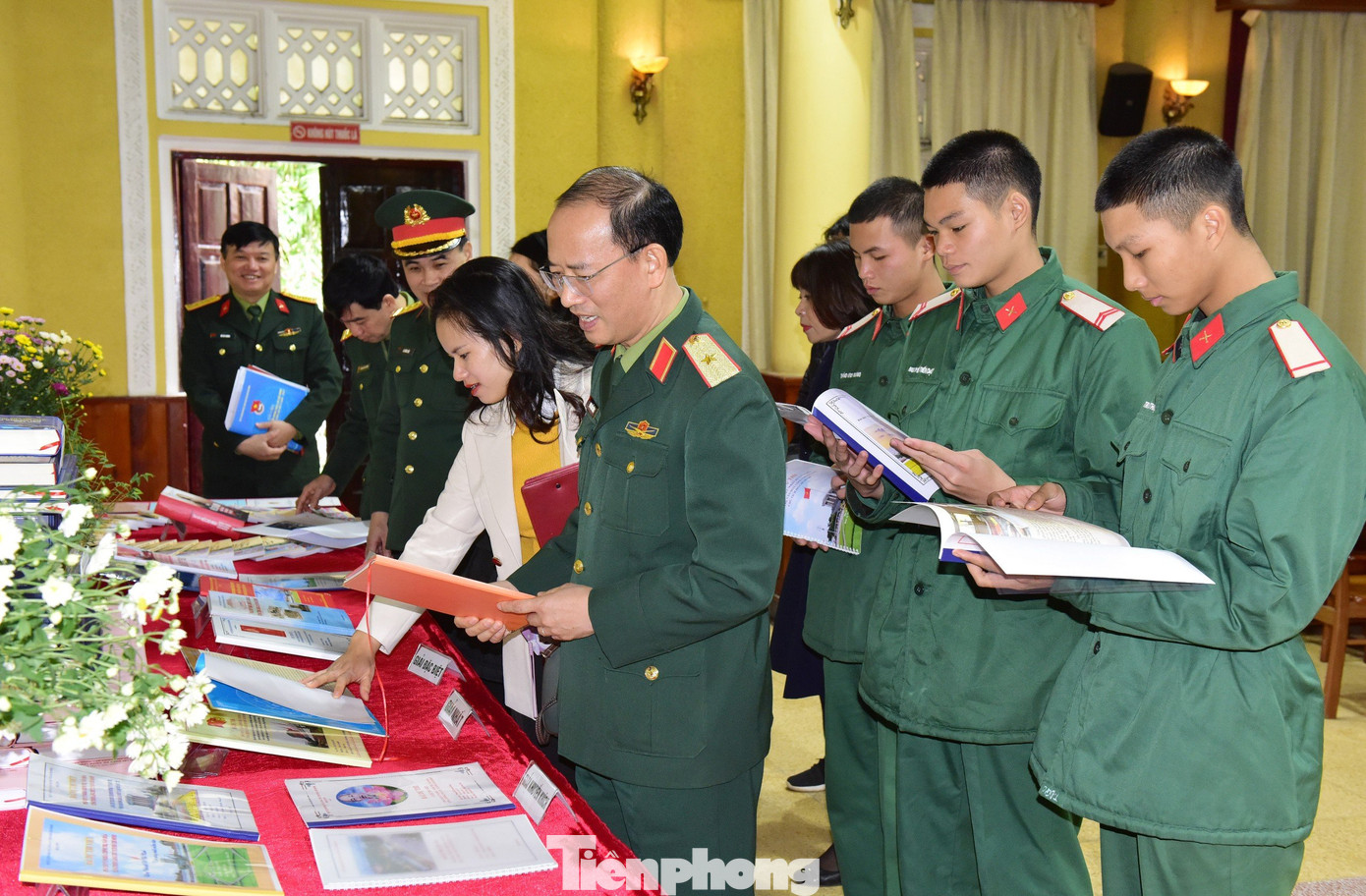 Các đại biểu tham quan khu trưng bày các tác phẩm tiêu biểu trong cuộc thi.